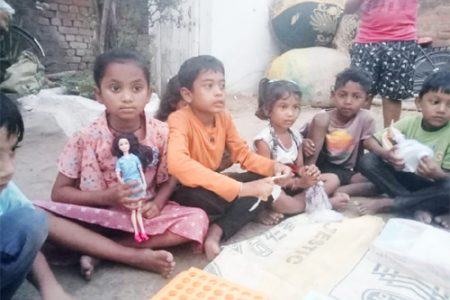 ग्रामीण बच्चों को खिलौनों का वितरण