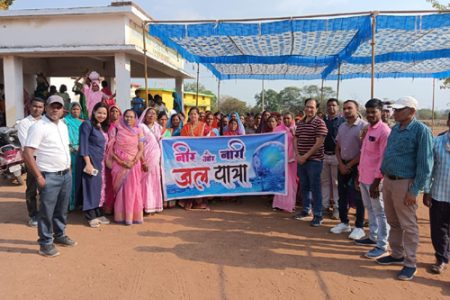 जल संरक्षण के लिए प्रशासन और ग्रामीणों ने किया श्रमदान और निकली नीर और नारी जल यात्रा