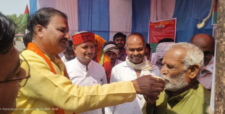 विभिन्न मागों को लेकर अनशन पर बैठे छत्तीसगढ़ मुक्ति मोर्चा के जिला अध्यक्ष प्रेमनारायण वर्मा सहित अन्य लोगों से महापौर यादव ने की चर्चा, जूस पिलाकर अनशन समाप्त कराया