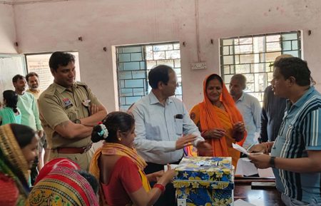 कलेक्टर ने सुशासन तिहार के पहले दिन ग्राम पंचायत सुंदरा और सांकरा पहुंचकर व्यवस्थाओं का लिया जायजा