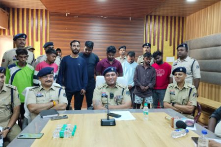करवारी रोड स्थित फार्म हाउस में शराब डंप कर रखने वाले फरार आरोपी गिरफ्तार